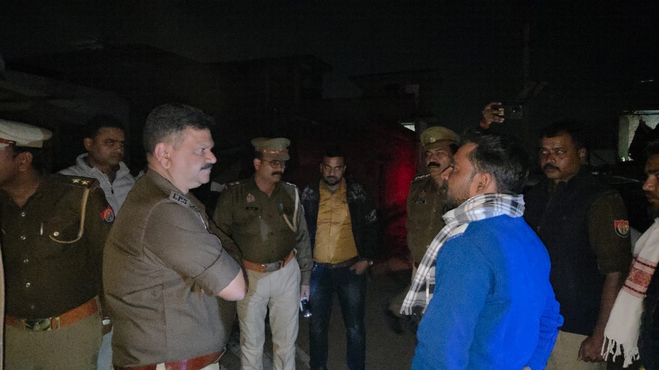 दुबग्गा के टांडखेड़ा गांव में हत्या के बाद मौके पर जांच करती पुलिस। दुबग्गा के टांडखेड़ा गांव में हत्या के बाद मौके पर जांच करती पुलिस।