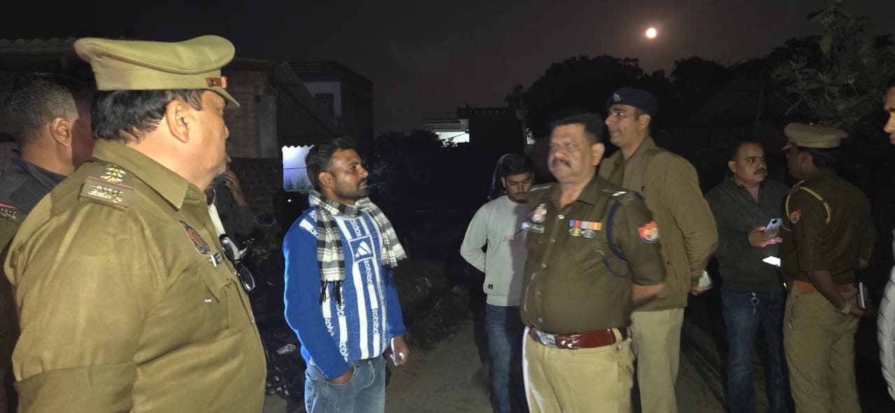 दुबग्गा के टांडखेड़ा गांव में हत्या के बाद मौके पर जांच करती पुलिस। दुबग्गा के टांडखेड़ा गांव में हत्या के बाद मौके पर जांच करती पुलिस।