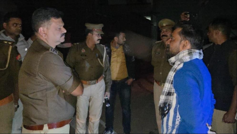 दुबग्गा के टांडखेड़ा गांव में हत्या के बाद मौके पर जांच करती पुलिस। दुबग्गा के टांडखेड़ा गांव में हत्या के बाद मौके पर जांच करती पुलिस।
