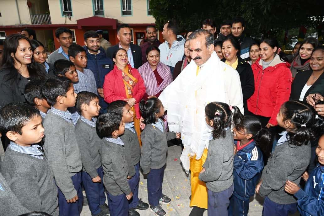 धर्मशाला में सुबह की सैर के दौरान सराह में टोंग लेन संस्था के बच्चों से मिलते हुए मुख्यमंत्री स