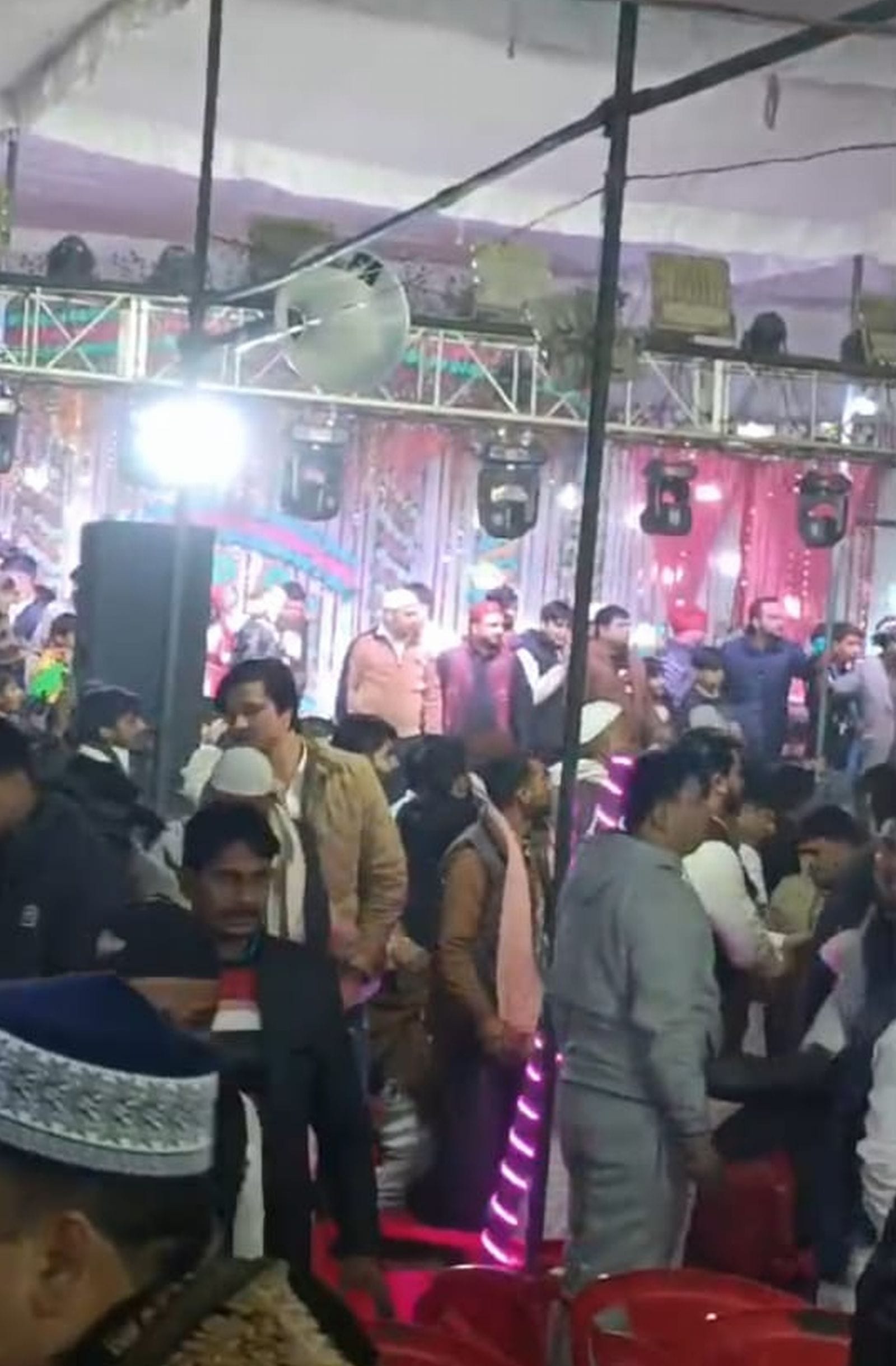 उर्स में बवाल के बाद उल्टी पड़ी कुर्सियां। स्रोत- वायरल वीडियो।