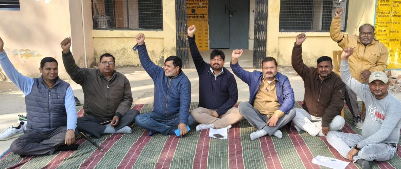 वजीरगंज में ऑन लाइन हाजिरी के विरोध में ज्ञापन देते ग्राम सचिव। संवाद