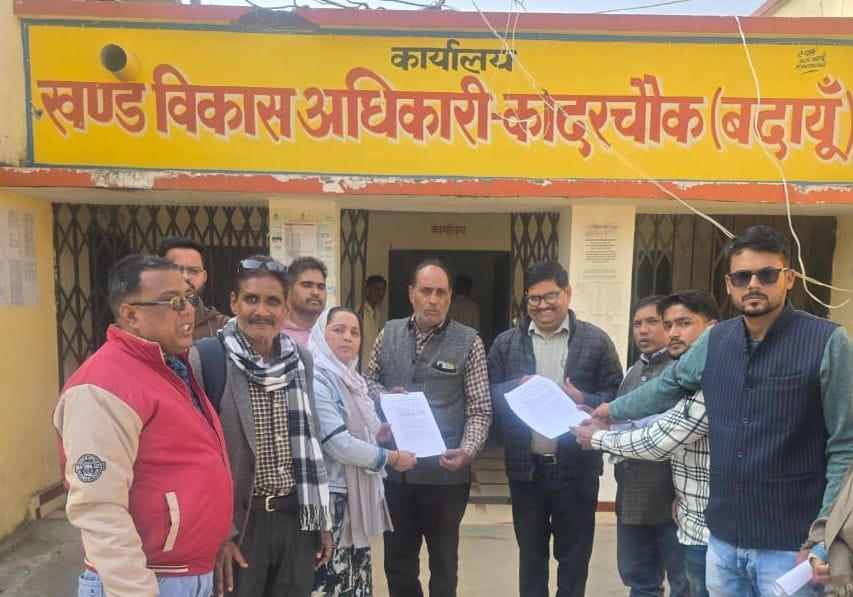 वजीरगंज में ऑन लाइन हाजिरी के विरोध में ज्ञापन देते ग्राम सचिव। संवाद