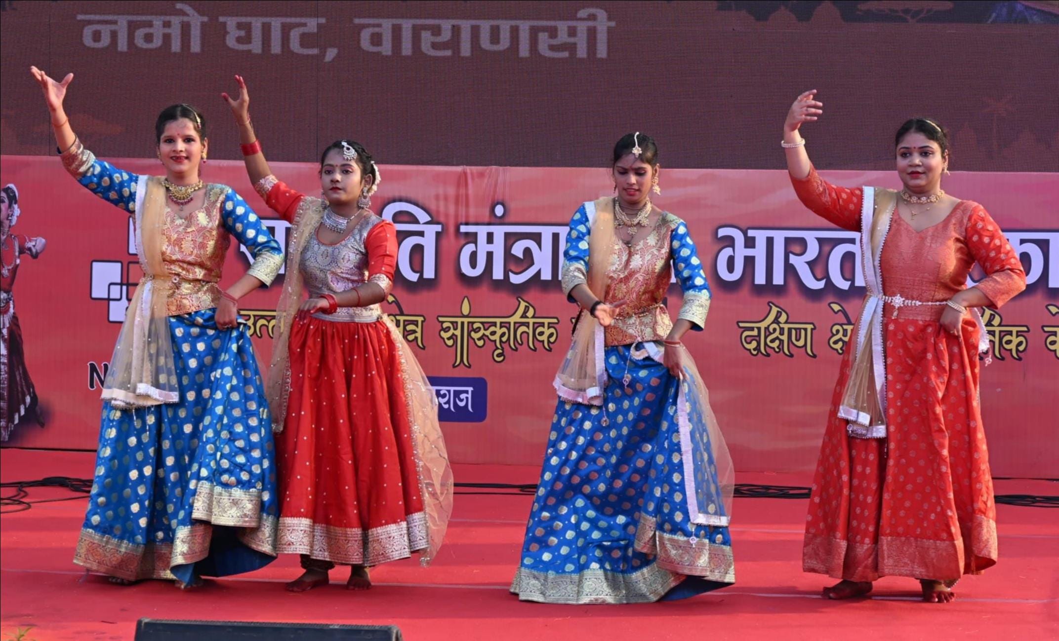 वाराणसी में शुक्रवार को नमो घाट पर काशी तमिल संगमम कार्यक्रम में कजरी गायन पर नृत्य की प्रस वाराणसी में शुक्रवार को नमो घाट पर काशी तमिल संगमम कार्यक्रम में कजरी गायन पर नृत्य की प्रस