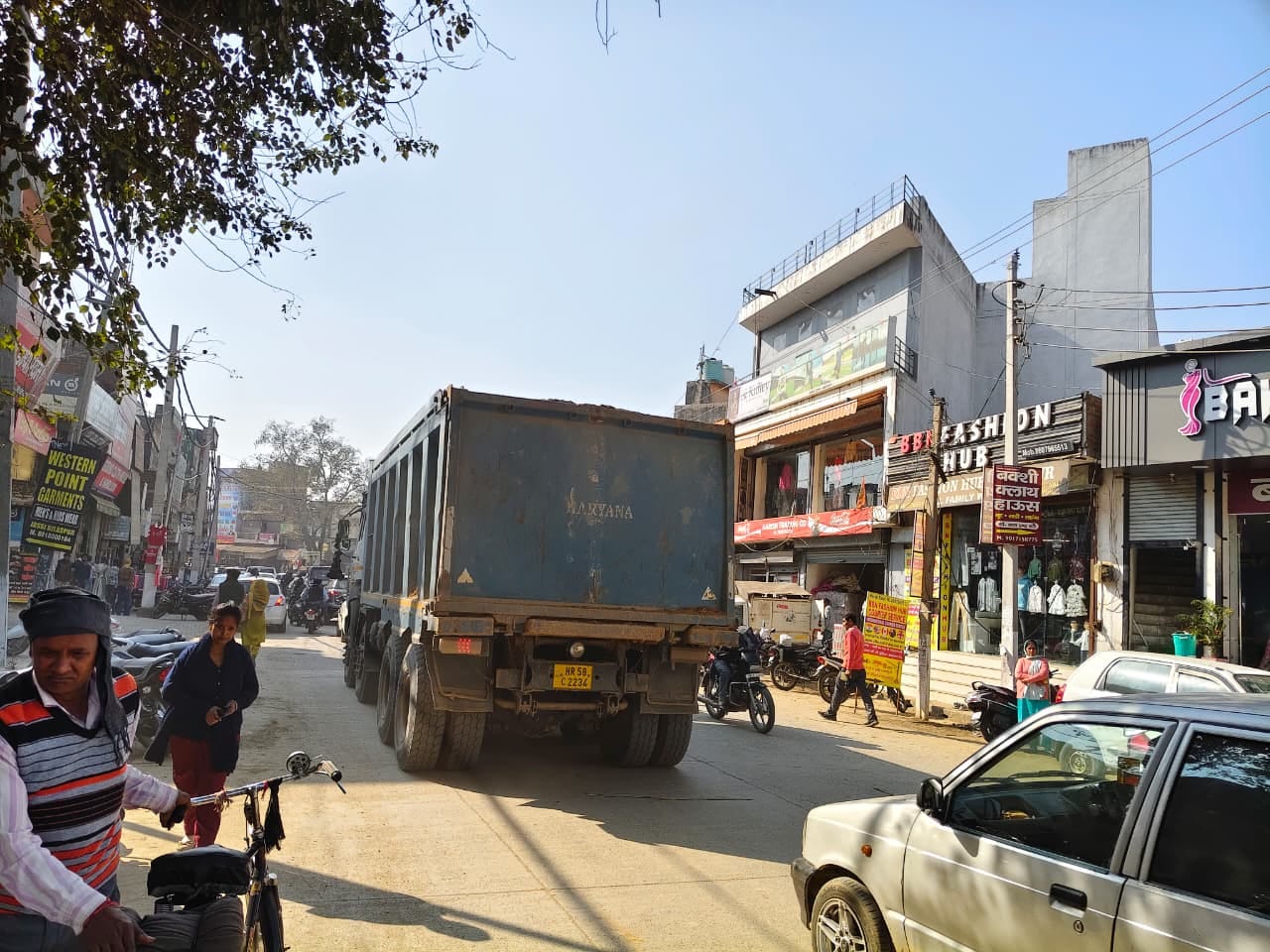 व्यासपुर में डंपरों की वजह से सड़क पर लगा जाम। संवाद व्यासपुर में डंपरों की वजह से सड़क पर लगा जाम। संवाद
