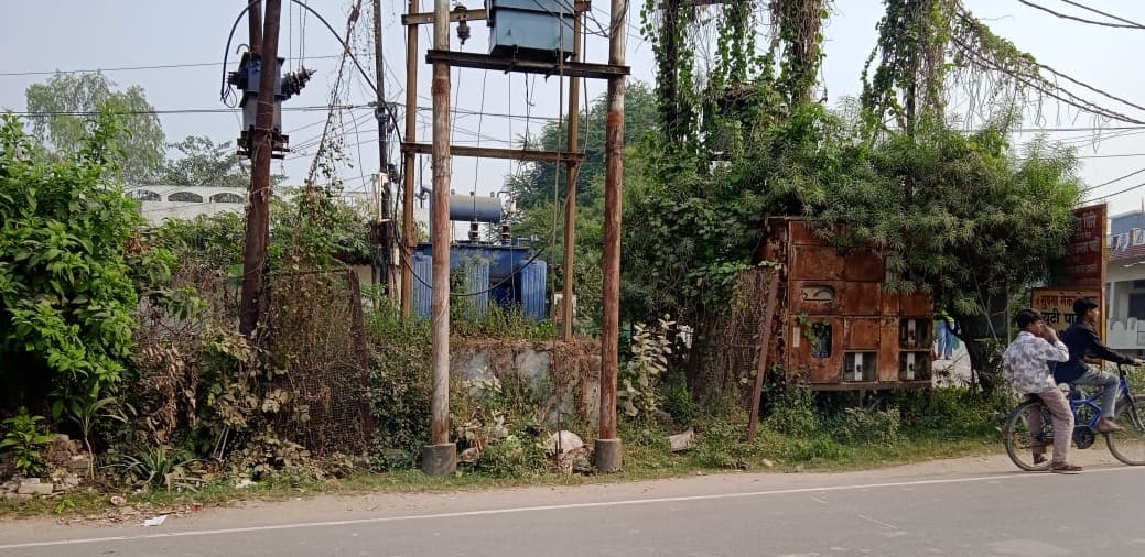 05 सदर तहसील के पास लगने के बाद गिरी सुरक्षा जाली। संवाद