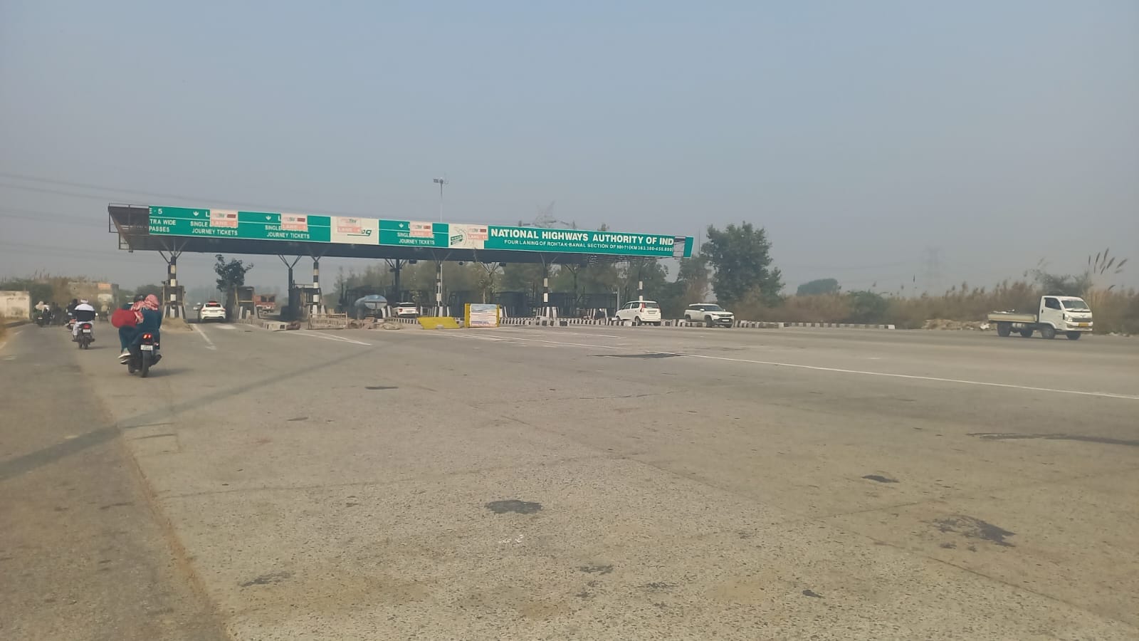06jjrp08- नेशनल हाईवे 352 पर सड़क किनारे खड़ा वाहन। संवाद 06jjrp08- नेशनल हाईवे 352 पर सड़क किनारे खड़ा वाहन। संवाद