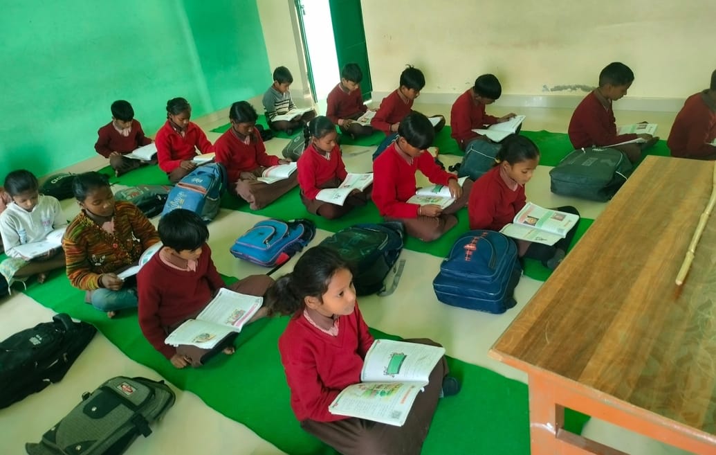 11 प्राथमिक विद्यालय प्रथम सरायमीर में जमीन पर बैठकर पढ़ते बच्चे। संवाद 11 प्राथमिक विद्यालय प्रथम सरायमीर में जमीन पर बैठकर पढ़ते बच्चे। संवाद