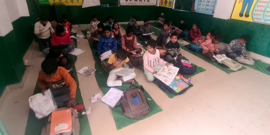 11 प्राथमिक विद्यालय प्रथम सरायमीर में जमीन पर बैठकर पढ़ते बच्चे। संवाद 11 प्राथमिक विद्यालय प्रथम सरायमीर में जमीन पर बैठकर पढ़ते बच्चे। संवाद