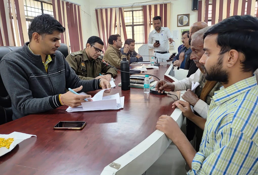 आंवला। संपूर्ण समाधान दिवस में निश्शुल्क बिजली कनेक्शन लगवाने का लेकर प्रार्थना-पत्र लेकर पहुं आंवला। संपूर्ण समाधान दिवस में निश्शुल्क बिजली कनेक्शन लगवाने का लेकर प्रार्थना-पत्र लेकर पहुं