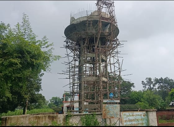 अलीगंज में निर्माणाधीन पानी की टंकी। संवाद