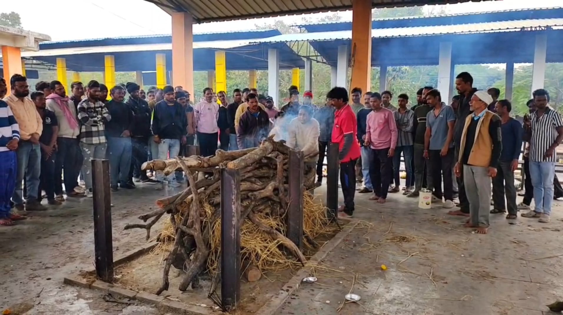 अंतिम संस्कार करती बेटियां