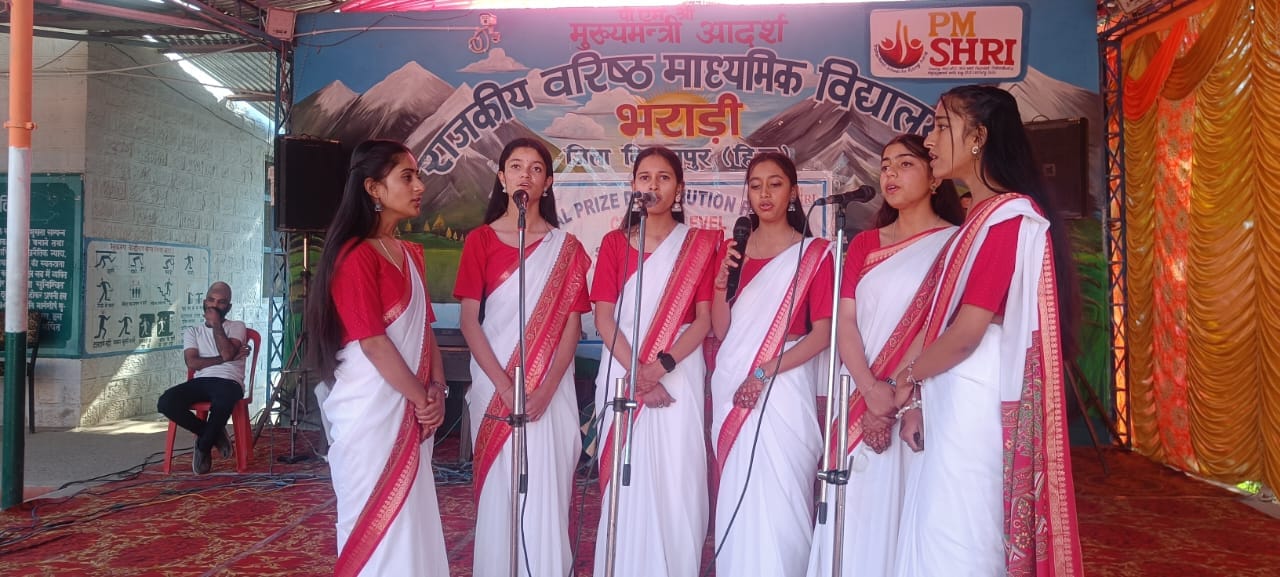 भराड़ी स्कूल में आयोजित वार्षिक उत्सव में बच्चों को सम्मानित करते मंत्री राजेश धर्माणी। स्रोत: 