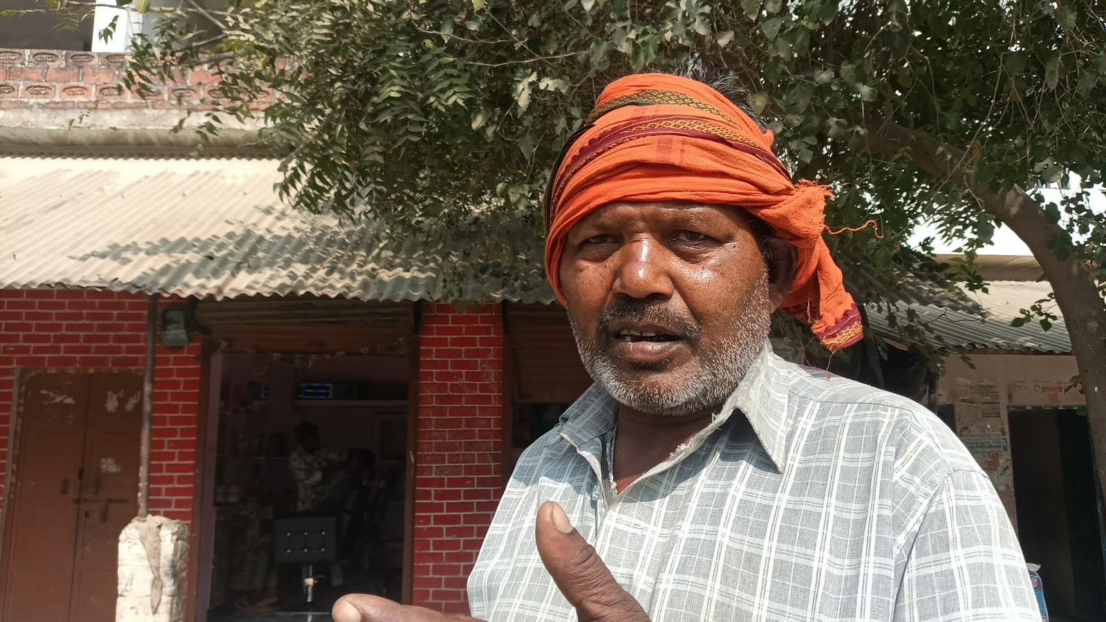 चरवा के वार्ड नंबर 12 में बदहाल सड़क- संवाद