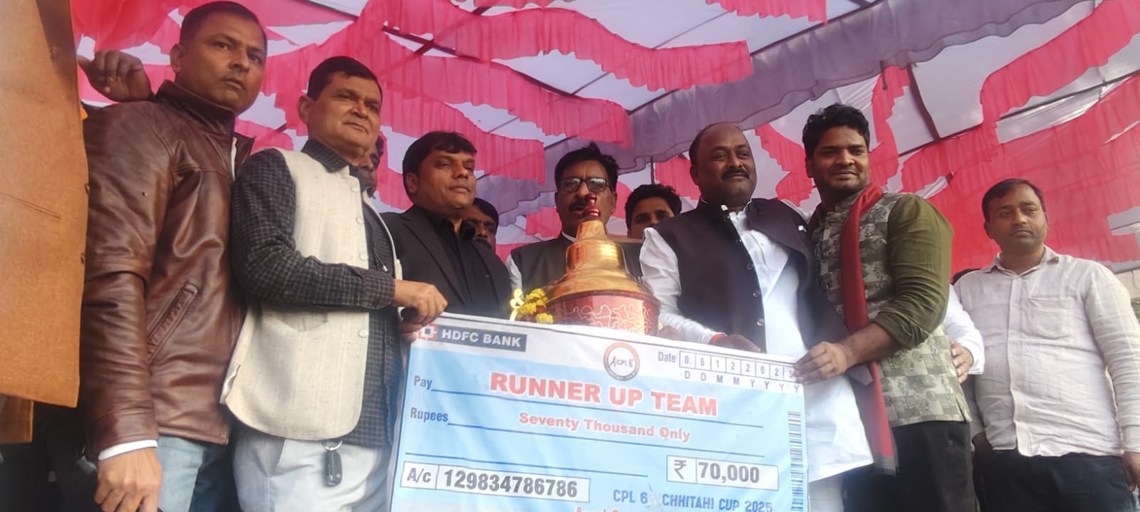 छितही प्रीमियर लीग के विजेताओं को ट्राफी देते हुए मुख्य अतिथि । संवाद छितही प्रीमियर लीग के विजेताओं को ट्राफी देते हुए मुख्य अतिथि । संवाद