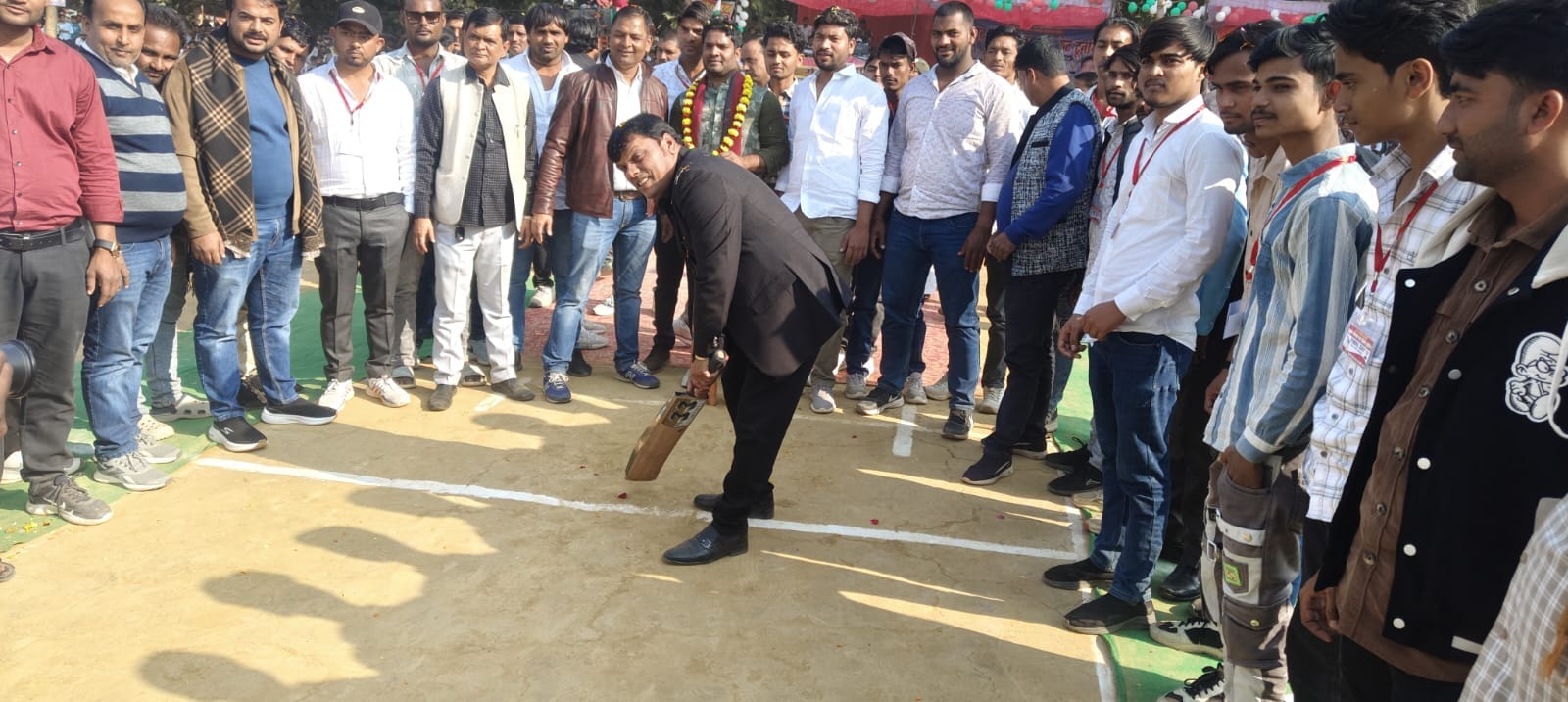 छितही प्रीमियर लीग के विजेताओं को ट्राफी देते हुए मुख्य अतिथि । संवाद छितही प्रीमियर लीग के विजेताओं को ट्राफी देते हुए मुख्य अतिथि । संवाद