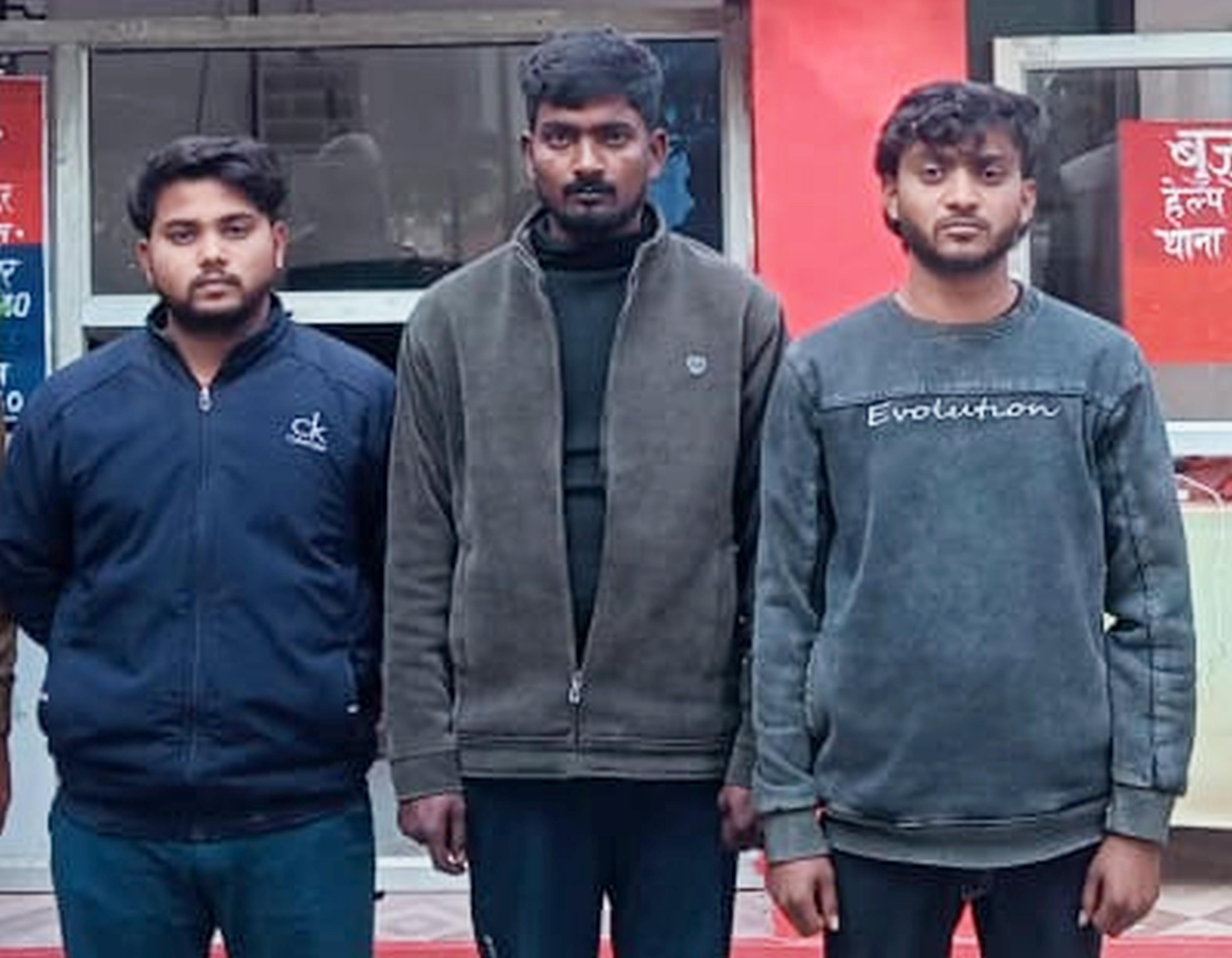 फोटो-02-गाजीपुर थाने में पकड़े गए साइबर ठग। स्रोत पुलिस