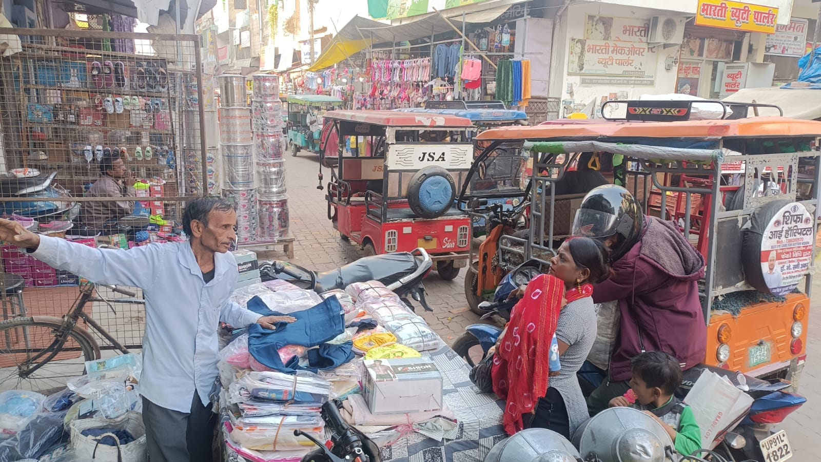 फोटो 06 एचएएमपी 05- कलक्ट्रेट गेट के सामने से जिला परिषद तक लगा जात। संवाद