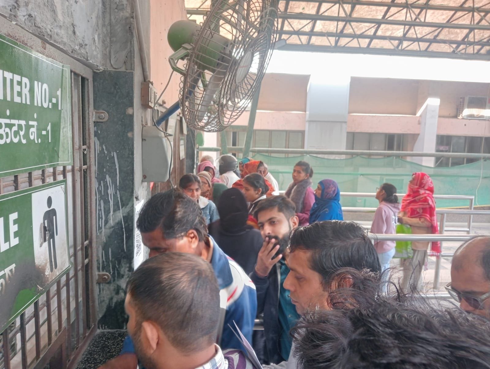 फोटो 10: सोनीपत के नागरिक अस्पताल में ओपीडी पर्ची बनवाने के लिए लाइन में खड़े मरीज। संवाद
