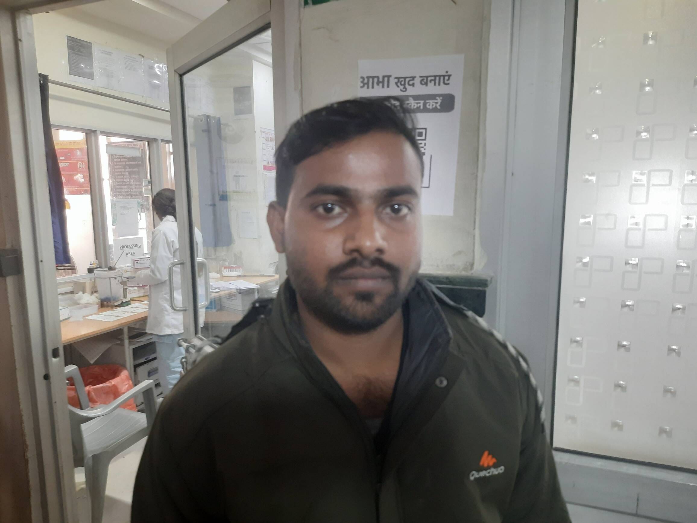 फोटो 10: सोनीपत के नागरिक अस्पताल में ओपीडी पर्ची बनवाने के लिए लाइन में खड़े मरीज। संवाद