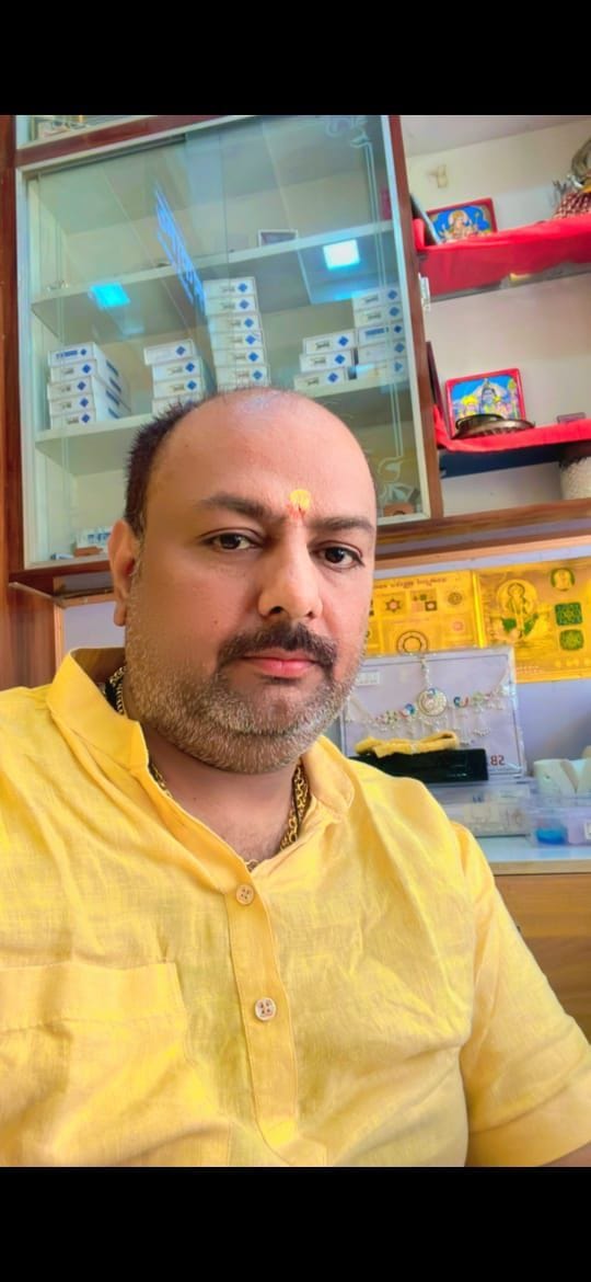 फोटो- 18 - सराफा दुकान पर गहने पसंद करते ग्राहक। स्रोत:दुकानदार फोटो- 18 - सराफा दुकान पर गहने पसंद करते ग्राहक। स्रोत:दुकानदार