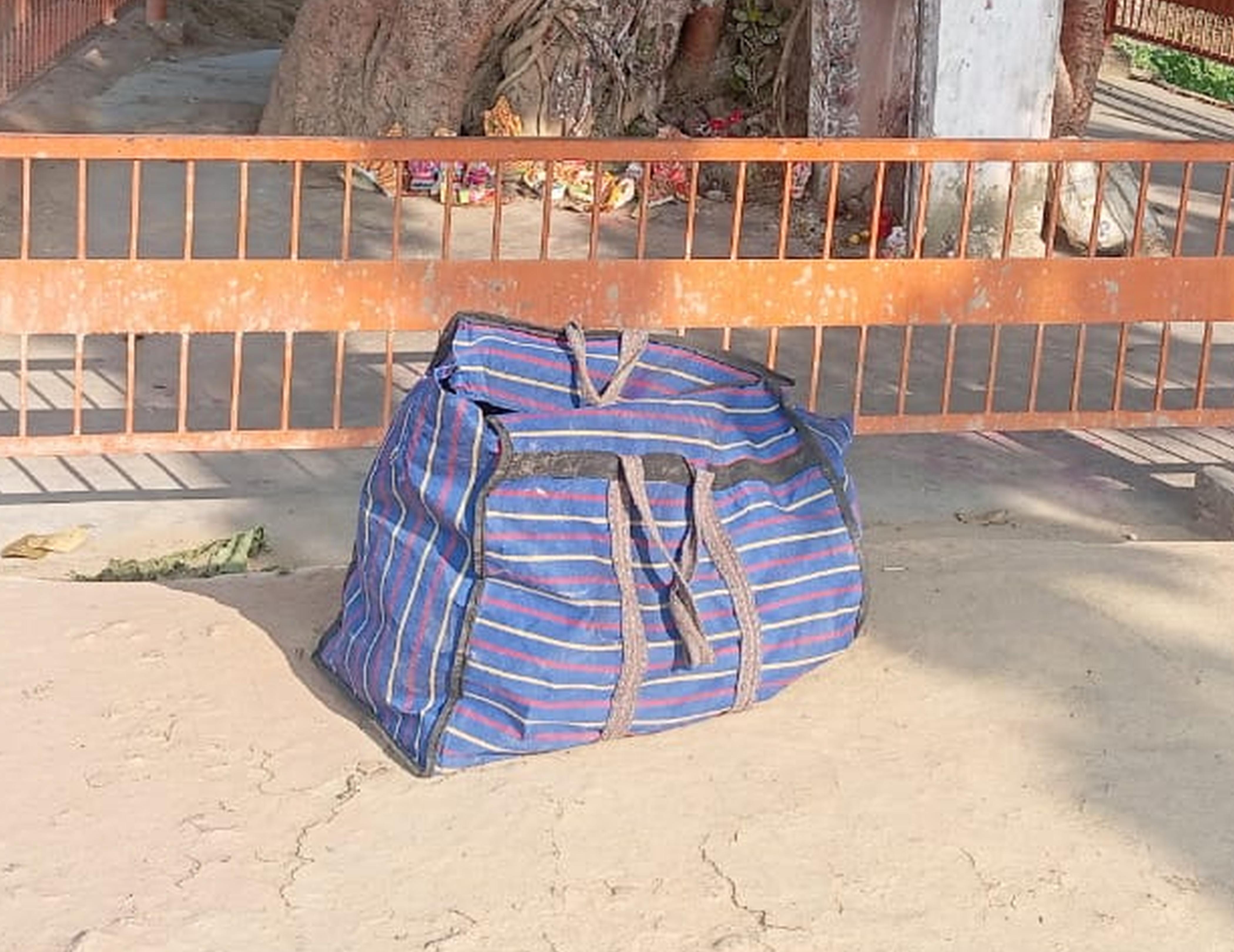 फोटो-22-चोरों का छूटा बैग। संवाद