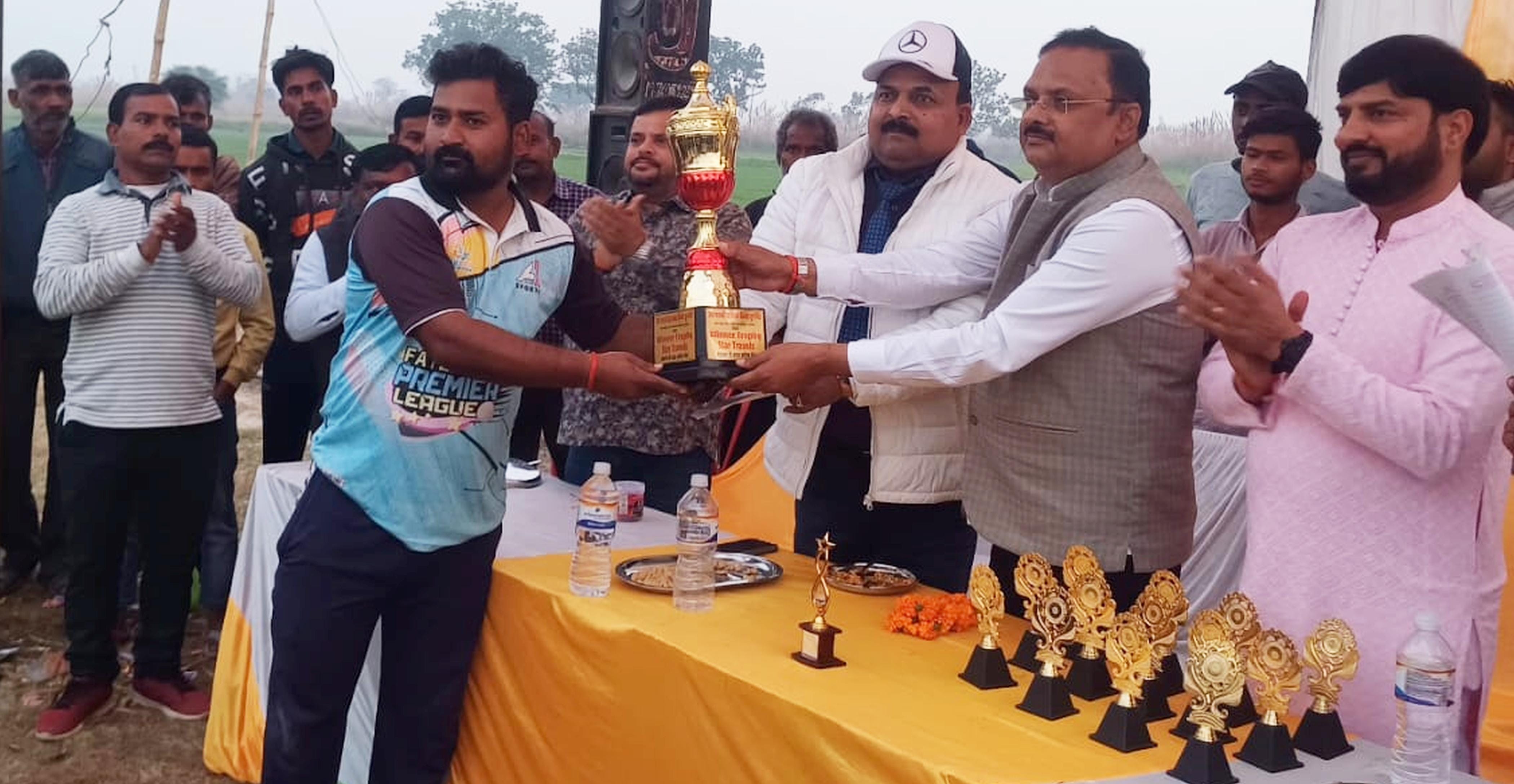 फोटो-22-विजेता टीम के कप्तान को ट्रॉफी देते मलवां ब्लाक प्रमुख। संवाद फोटो-22-विजेता टीम के कप्तान को ट्रॉफी देते मलवां ब्लाक प्रमुख। संवाद