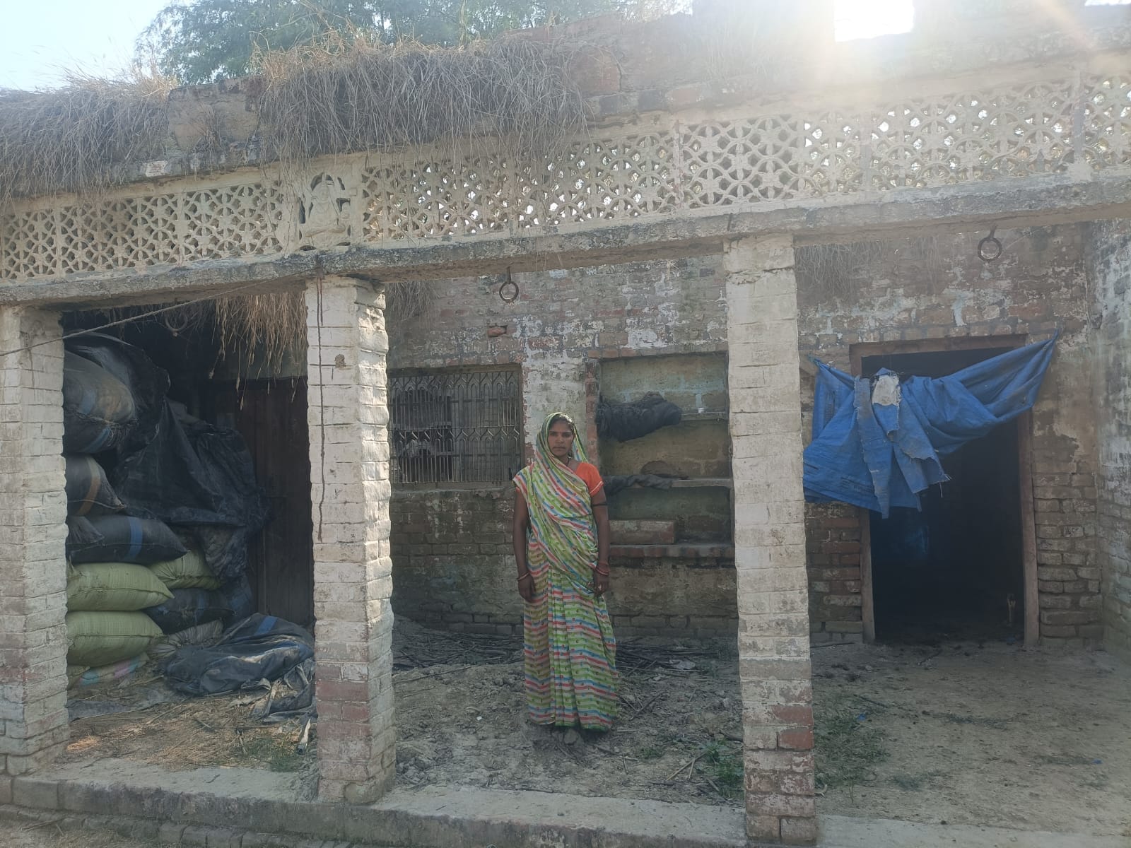 फोटो :31: सकरावा गांव में झोपड़ी के बाहर खड़ी पूजा दिवाकर। संवाद फोटो :31: सकरावा गांव में झोपड़ी के बाहर खड़ी पूजा दिवाकर। संवाद