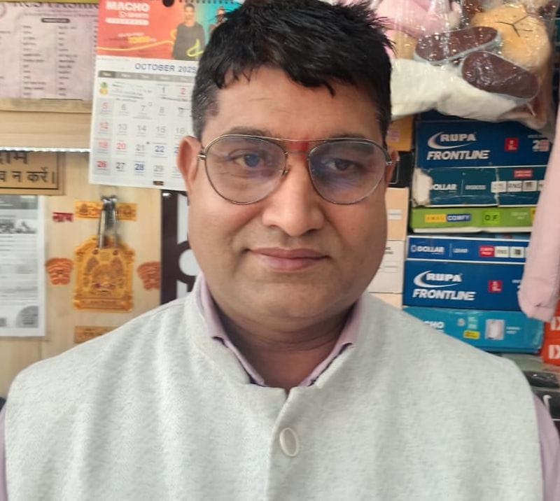फोटो संख्या:69- शॉपिंग कॉम्प्लेक्स में शोरूम से गर्म कपड़े खरीदते ग्राहक---संवाद
