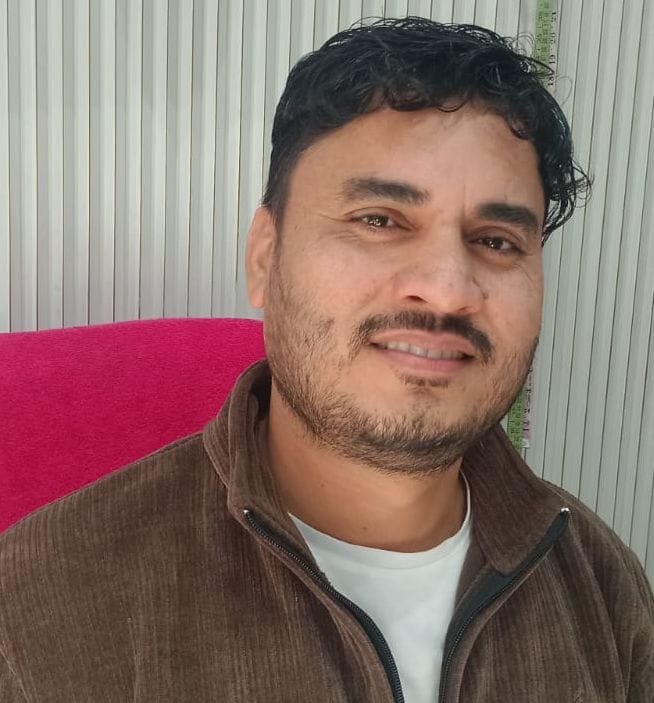फोटो संख्या:69- शॉपिंग कॉम्प्लेक्स में शोरूम से गर्म कपड़े खरीदते ग्राहक---संवाद