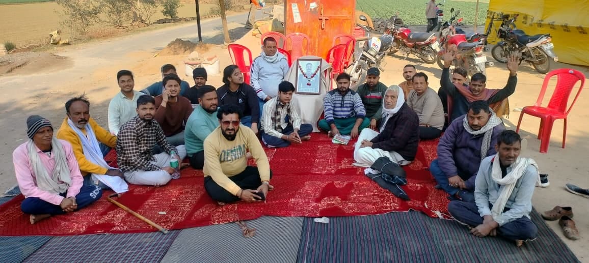 गांव परवाना गेट पर द्वार बनाने को लेकर दोनों पक्षों से वार्ता करती पुलिस। संवाद गांव परवाना गेट पर द्वार बनाने को लेकर दोनों पक्षों से वार्ता करती पुलिस। संवाद
