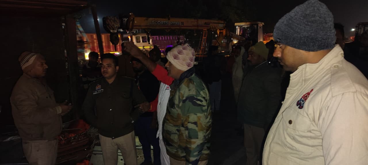 हाईवे पर हुई दुर्घटना के बाद ट्रेलर और ट्रक को हटाते हुए क्रेन । संवाद