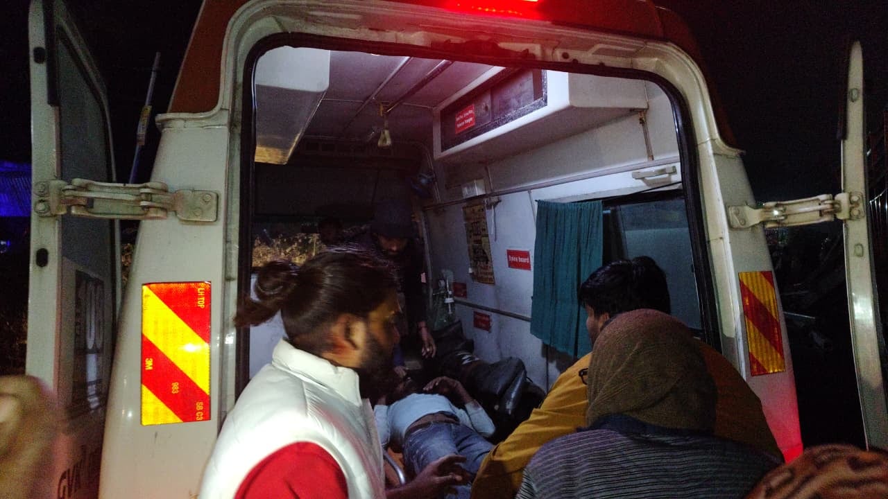 हाईवे पर हुई दुर्घटना के बाद ट्रेलर और ट्रक को हटाते हुए क्रेन । संवाद