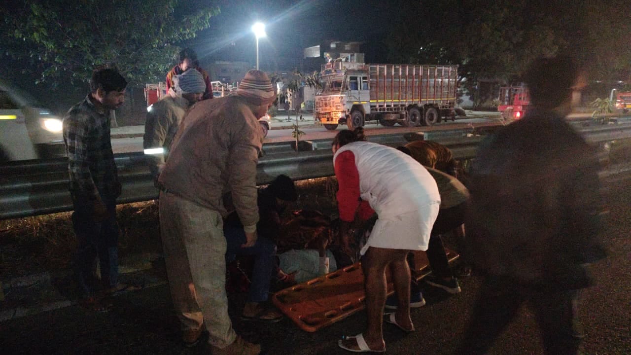 हाईवे पर हुई दुर्घटना के बाद ट्रेलर और ट्रक को हटाते हुए क्रेन । संवाद