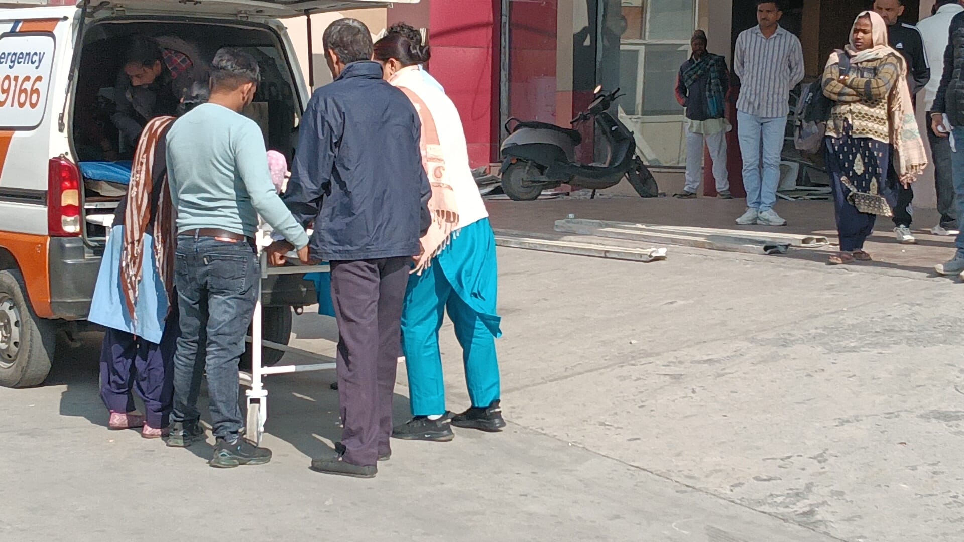 जिला नागरिक अस्पताल में एंबुलेंस में प्रसव के बाद पहुंची मेडिकल टीम। संवाद