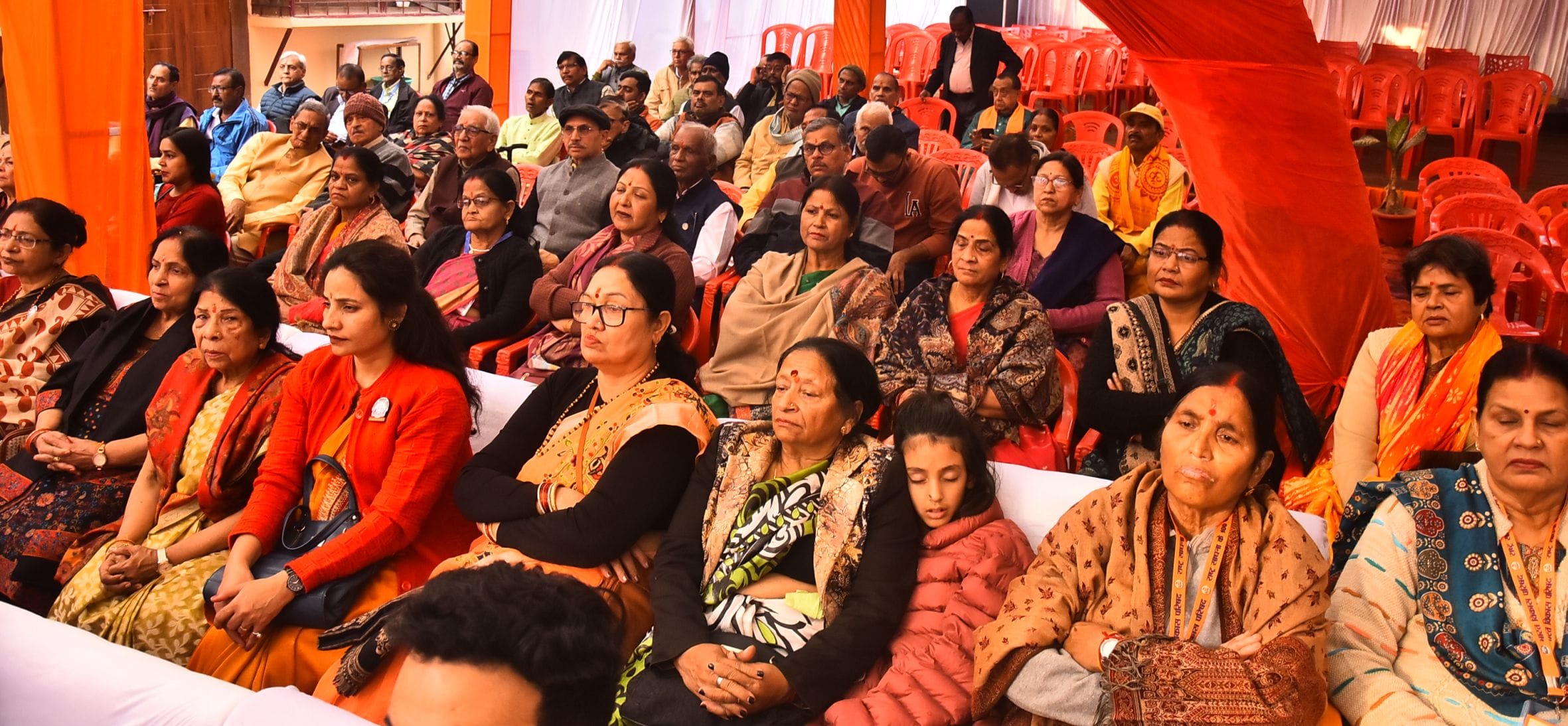 कृष्णानगर स्थित सुमनतिनाथ सेवा भवन में चल रहे पांच दिवसीय पंचसूत्री कथा महोत्सव में मौजूद श्रद् कृष्णानगर स्थित सुमनतिनाथ सेवा भवन में चल रहे पांच दिवसीय पंचसूत्री कथा महोत्सव में मौजूद श्रद्