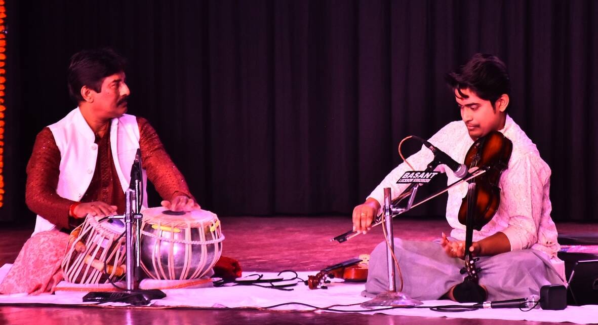 कथक की प्रस्तुतियों ने किया मंत्रमुग्ध कथक की प्रस्तुतियों ने किया मंत्रमुग्ध