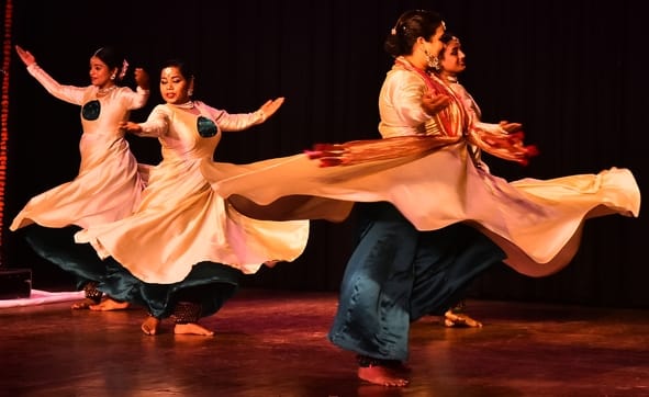 कथक की प्रस्तुतियों ने किया मंत्रमुग्ध कथक की प्रस्तुतियों ने किया मंत्रमुग्ध