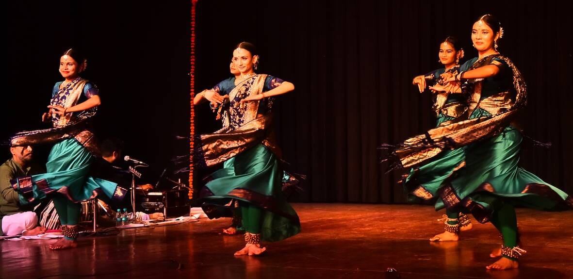 कथक की प्रस्तुतियों ने किया मंत्रमुग्ध कथक की प्रस्तुतियों ने किया मंत्रमुग्ध