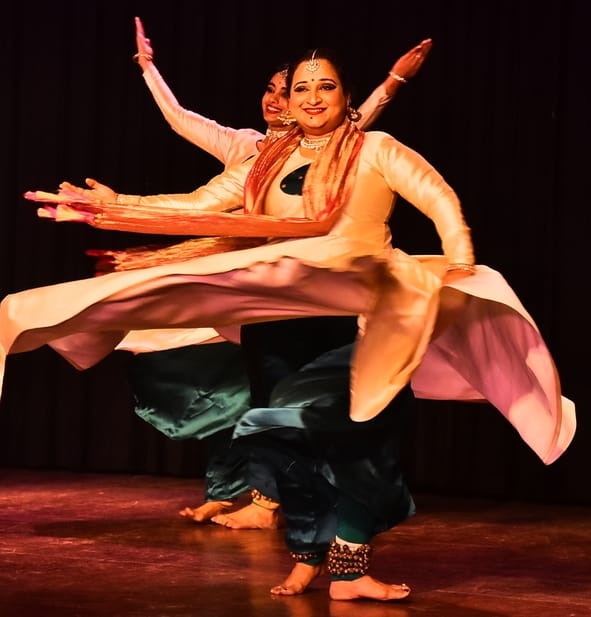 कथक की प्रस्तुतियों ने किया मंत्रमुग्ध कथक की प्रस्तुतियों ने किया मंत्रमुग्ध
