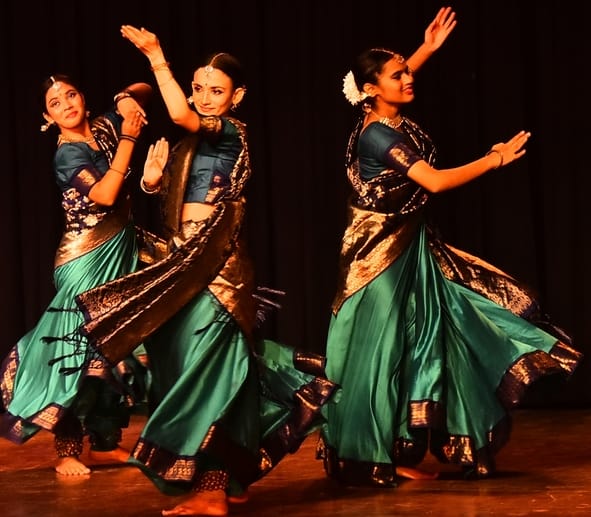 कथक की प्रस्तुतियों ने किया मंत्रमुग्ध कथक की प्रस्तुतियों ने किया मंत्रमुग्ध