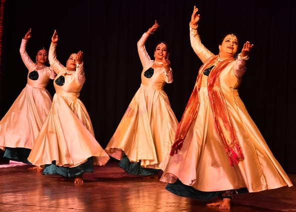 कथक की प्रस्तुतियों ने किया मंत्रमुग्ध कथक की प्रस्तुतियों ने किया मंत्रमुग्ध