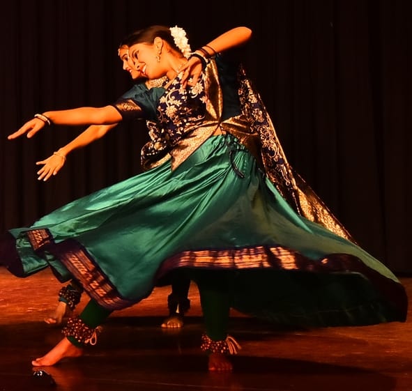 कथक की प्रस्तुतियों ने किया मंत्रमुग्ध कथक की प्रस्तुतियों ने किया मंत्रमुग्ध