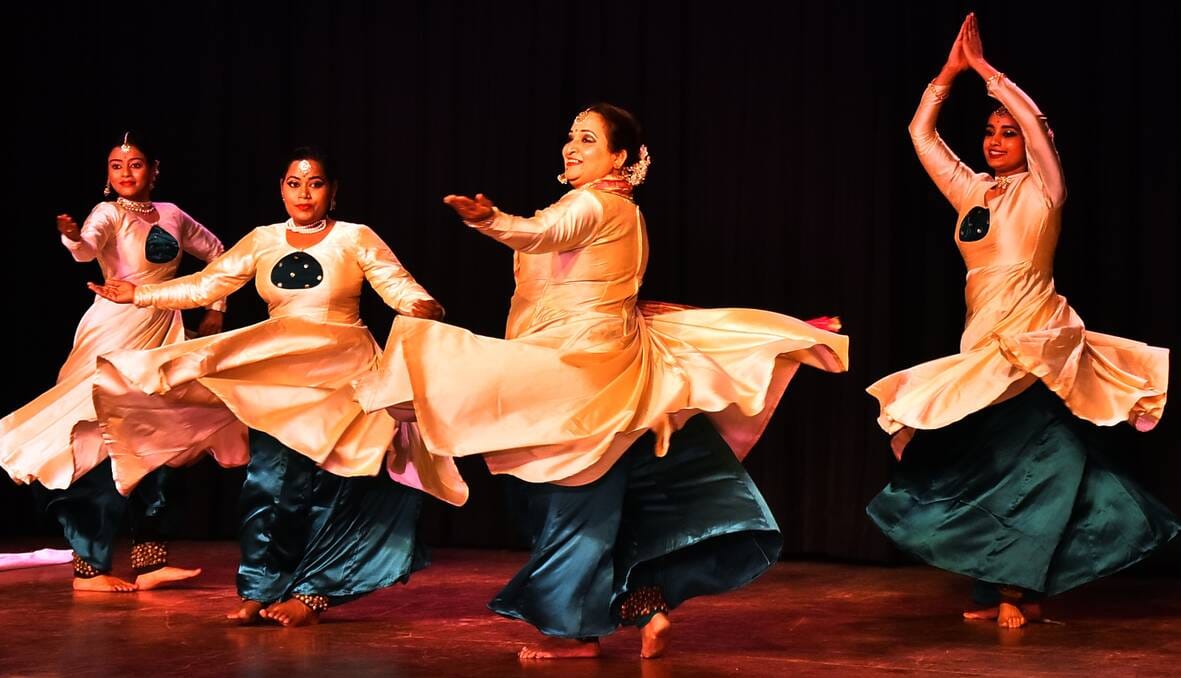 कथक की प्रस्तुतियों ने किया मंत्रमुग्ध कथक की प्रस्तुतियों ने किया मंत्रमुग्ध