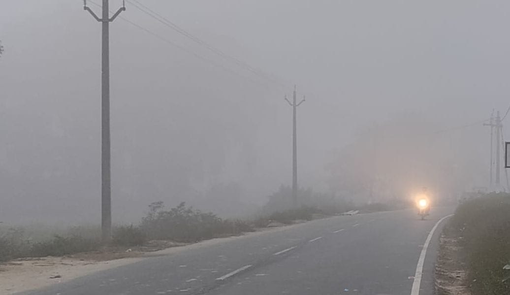 खन्नौत नदी के आसपास दिन में छाई हुई कोहरे की चादर। संवाद खन्नौत नदी के आसपास दिन में छाई हुई कोहरे की चादर। संवाद