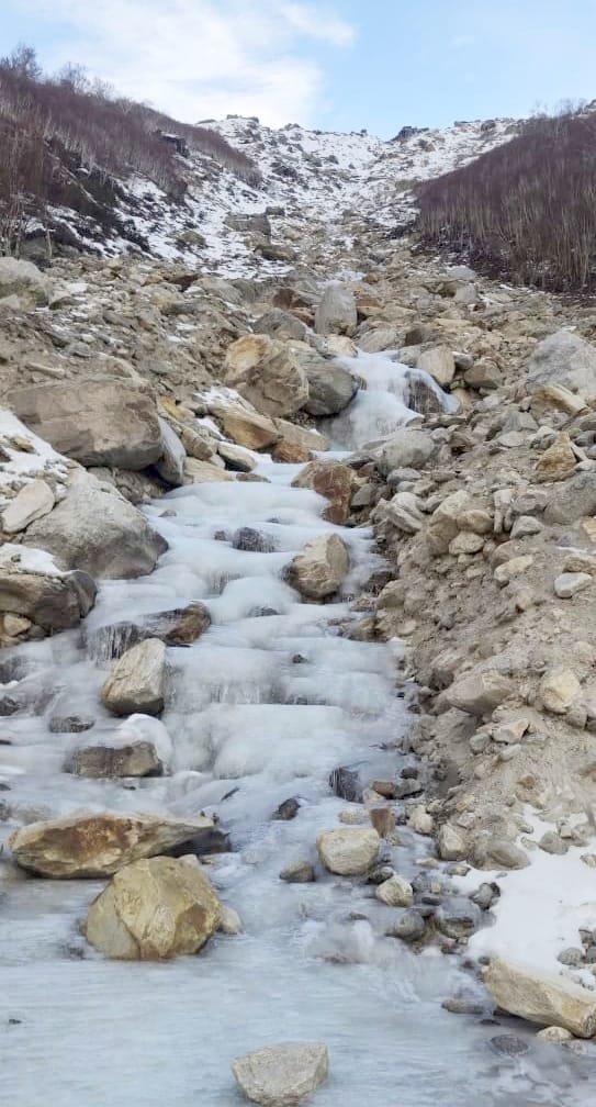 लाहौल के ग्रांफू के समीप मस्ती करते पर्यटक और लगा पर्यटक वाहनों का तांता।-संवाद लाहौल के ग्रांफू के समीप मस्ती करते पर्यटक और लगा पर्यटक वाहनों का तांता।-संवाद