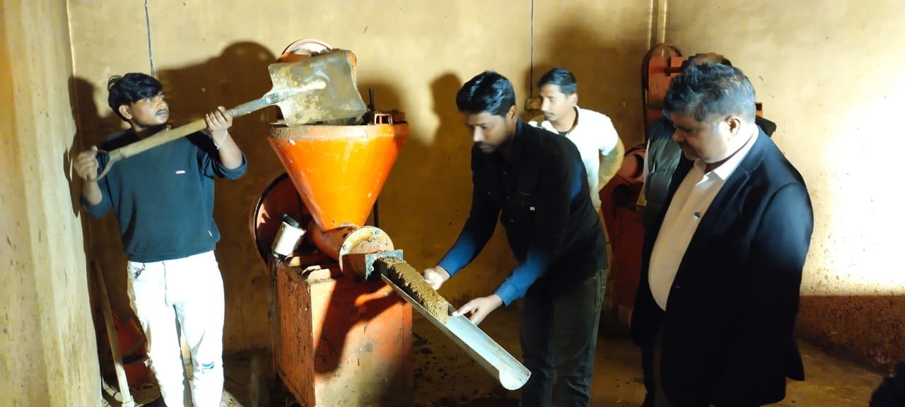 मगहर की कान्हा गौशाला में गाय का पूजन करते हुए पशुपालन निदेशक । संवाद