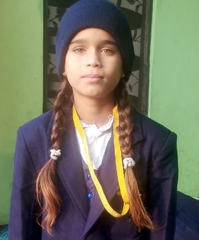 नगीना में सड़क दुर्घटना में दो छात्राओं की मौत के विरोध में हंगामा कर रही महिलाओं को रोकती महिल नगीना में सड़क दुर्घटना में दो छात्राओं की मौत के विरोध में हंगामा कर रही महिलाओं को रोकती महिल