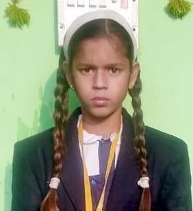 नगीना में सड़क दुर्घटना में दो छात्राओं की मौत के विरोध में हंगामा कर रही महिलाओं को रोकती महिल नगीना में सड़क दुर्घटना में दो छात्राओं की मौत के विरोध में हंगामा कर रही महिलाओं को रोकती महिल