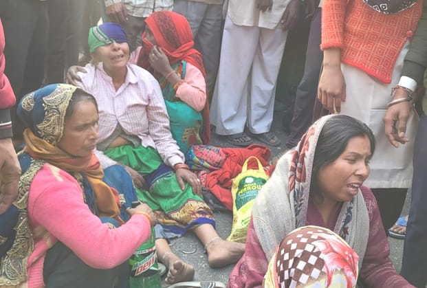 नगीना में सड़क दुर्घटना में दो छात्राओं की मौत के विरोध में हंगामा कर रही महिलाओं को रोकती महिल नगीना में सड़क दुर्घटना में दो छात्राओं की मौत के विरोध में हंगामा कर रही महिलाओं को रोकती महिल